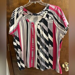 Women’s plus size 24/26 multi colored short sleeve top by Massimo.